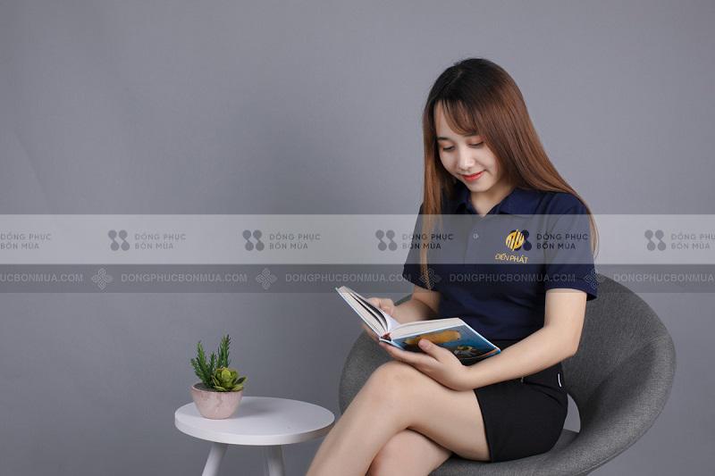 thiết kế logo công ty màu vàng nằm ngay ở ngực trái