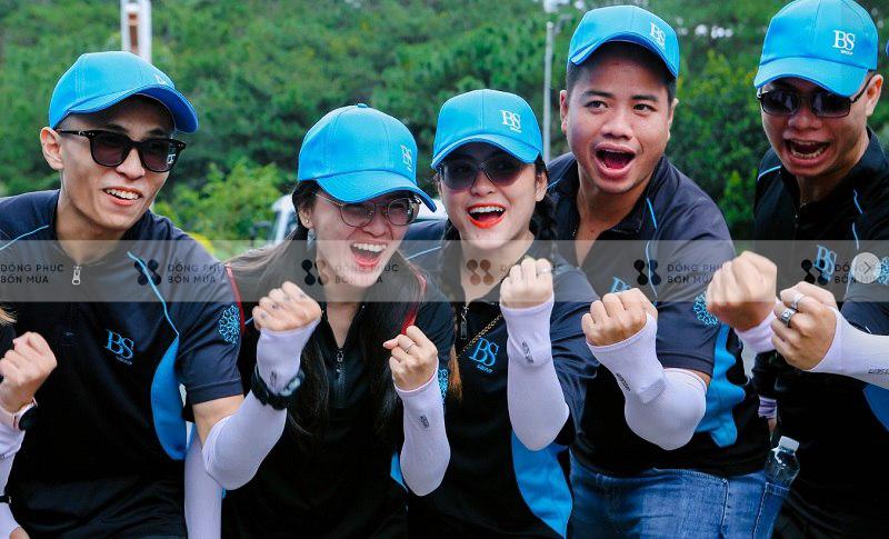 Đi team building với đồng phục riêng của các doanh nghiệp