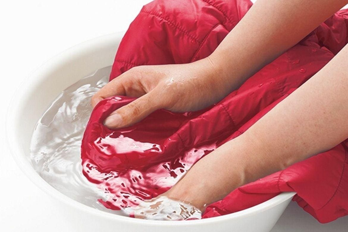 bảo quản đồng phục màu đỏ