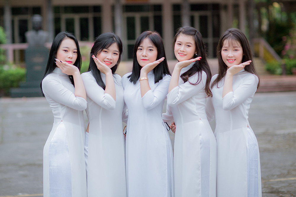 chup-anh-ao-dai-trang-hop-lop-gia-tot