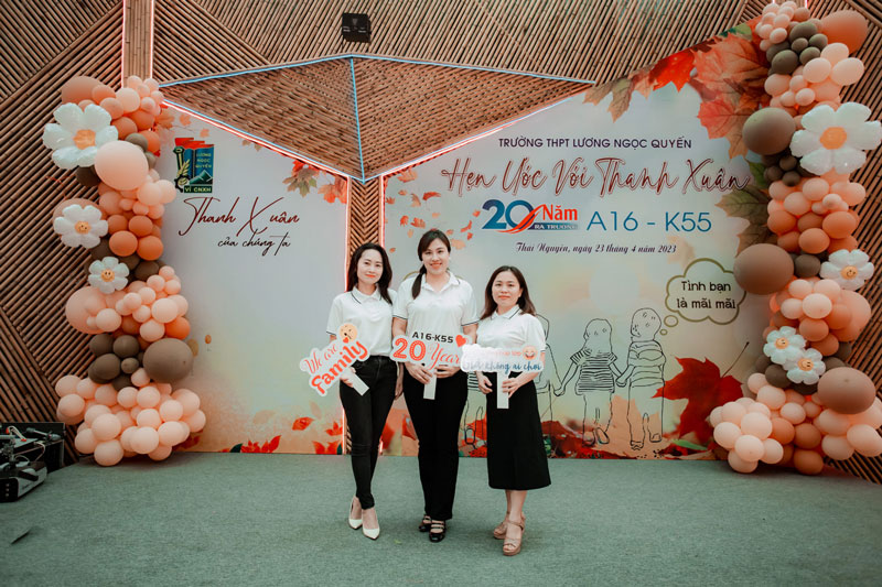 Một chiếc phông họp lớp độc đáo là điểm nhấn cho ngày gặp lại