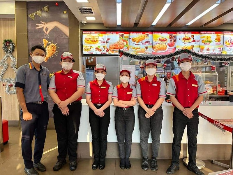 Đồng phục nhân viên nhà hàng ăn nhanh Jollibee thiết kế ấn tượng, độc đáo 1 dong-phuc-jollibee