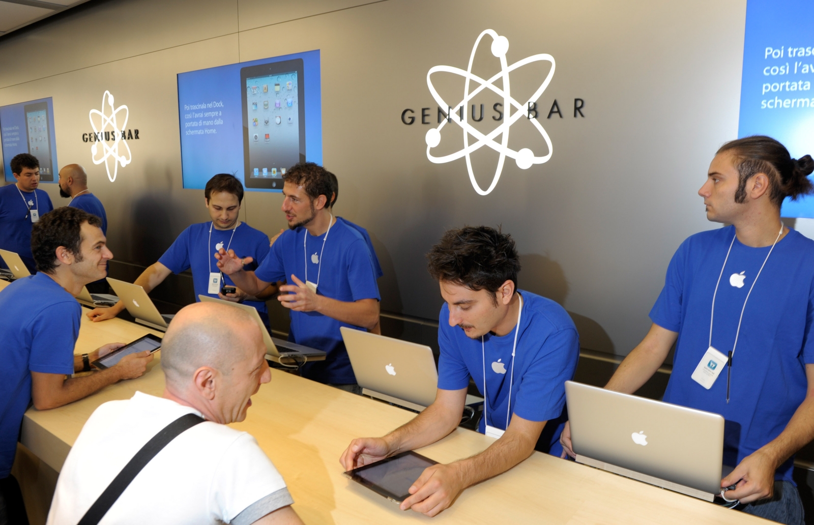 Đồng phục công ty công nghệ - Chọn sao cho chuẩn? 3 Đồng phục Apple - chuyên sản xuất các sản phẩm điện tử tiêu dùng như iPhone, iPad, Mac, Apple Watch