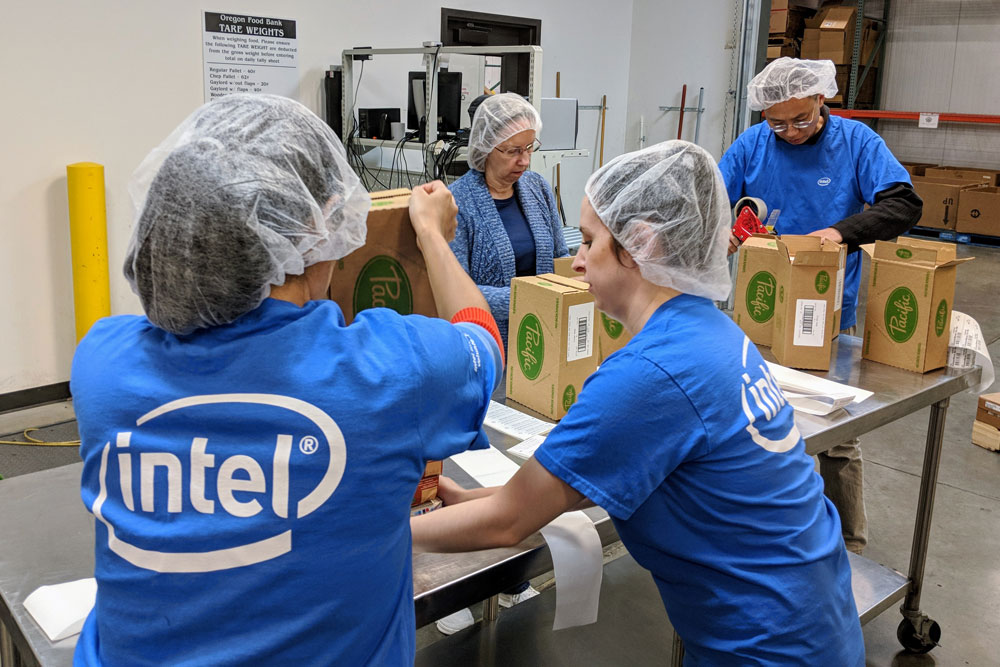 Đồng phục công ty công nghệ - Chọn sao cho chuẩn? 2 Đồng phục tập đoàn Intel