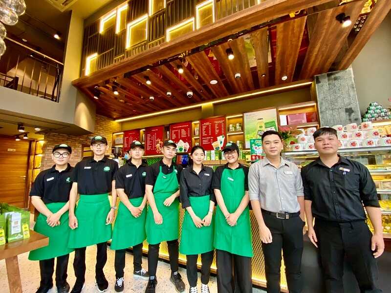 Đồng phục Phúc Long nổi bật với áo thun, tạp dề và mũ lưỡi trai