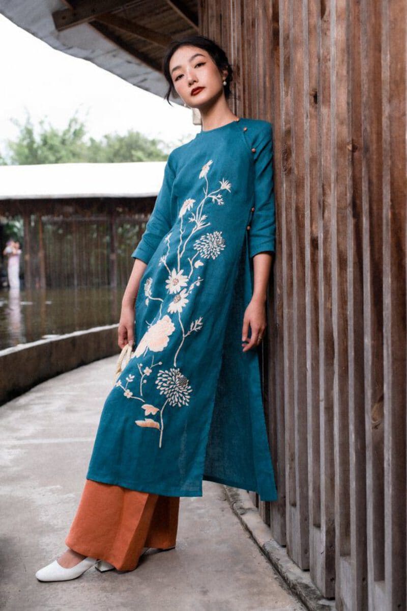 Áo dài linen thêu tay mang phong cách dịu dàng nền nã