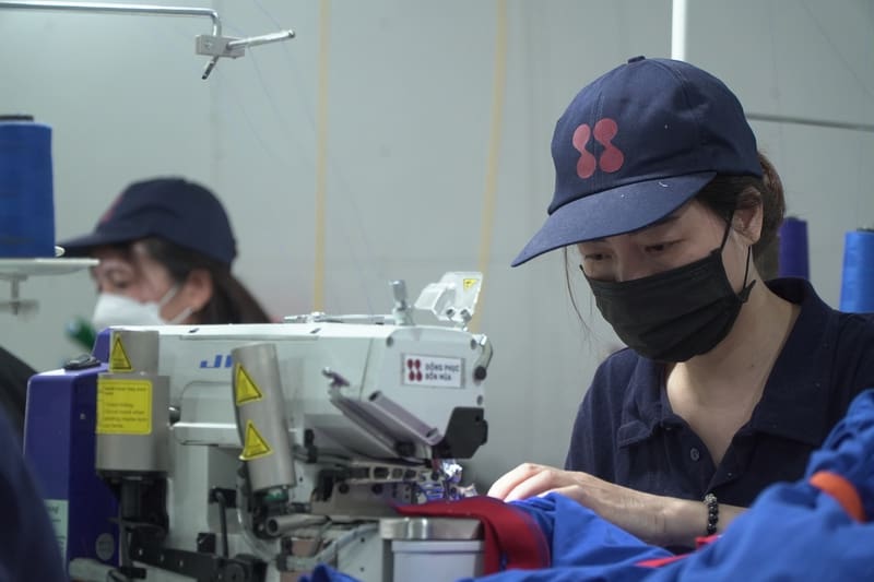 Bật mí địa chỉ may đồng phục Đồng Nai vừa rẻ vừa chất lượng! 2 Thợ may Đồng phục Bốn Mùa có nhiều kinh nghiệm may đồng phục Đồng Nai