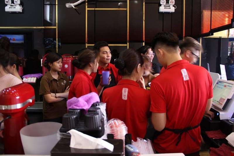 Đồng phục Gongcha với logo độc đáo luôn nổi bật ở mọi khung hình