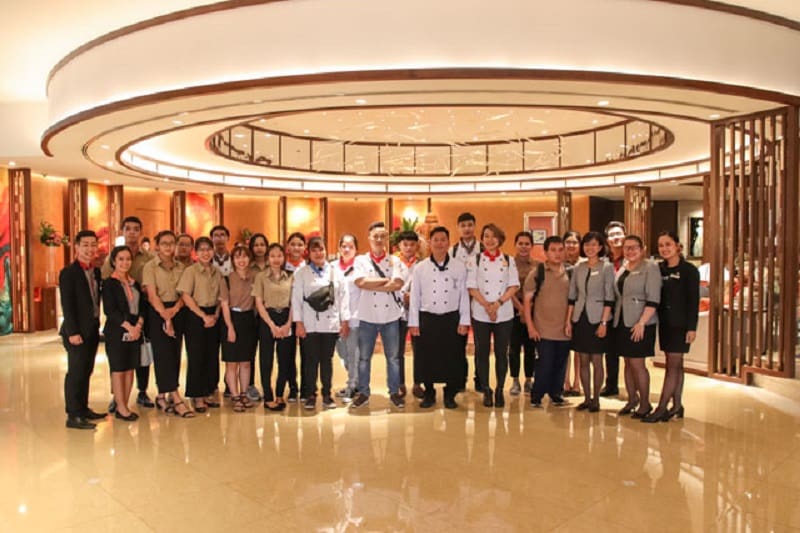 mặc đồng phục không đơn giản là đẹp mà còn thể hiện sự chỉn chu, chu đáo của khách sạn đối với khách hàng