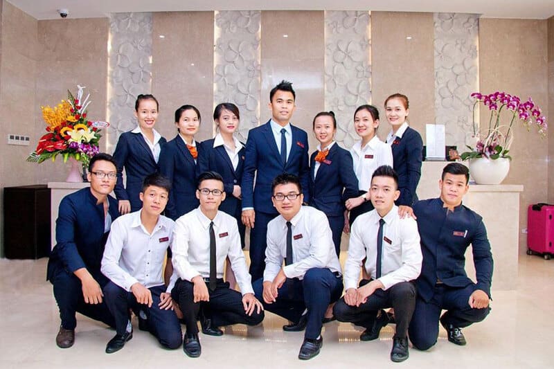 Xu hướng đồng phục nhà hàng khách sạn tại Hải Phòng năm 2025 1 Đồng phục khách sạn nhà hàng ngày càng đa dạng về kiểu dáng