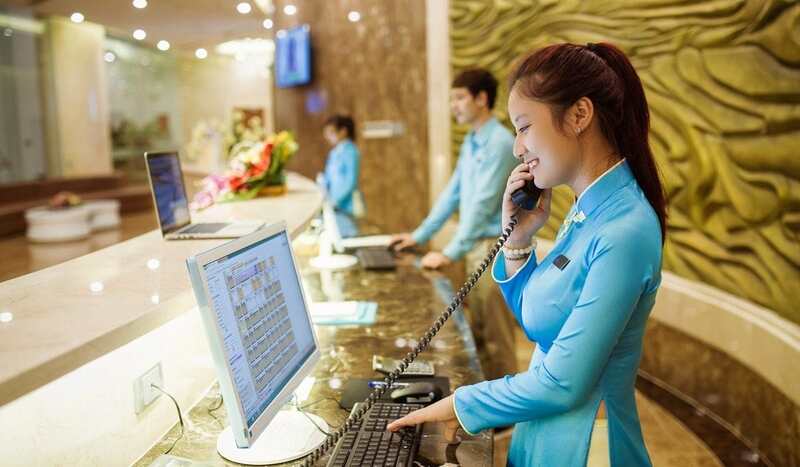 Đồng phục lễ tân khách sạn tại Hải Phòng duyên dáng thướt tha