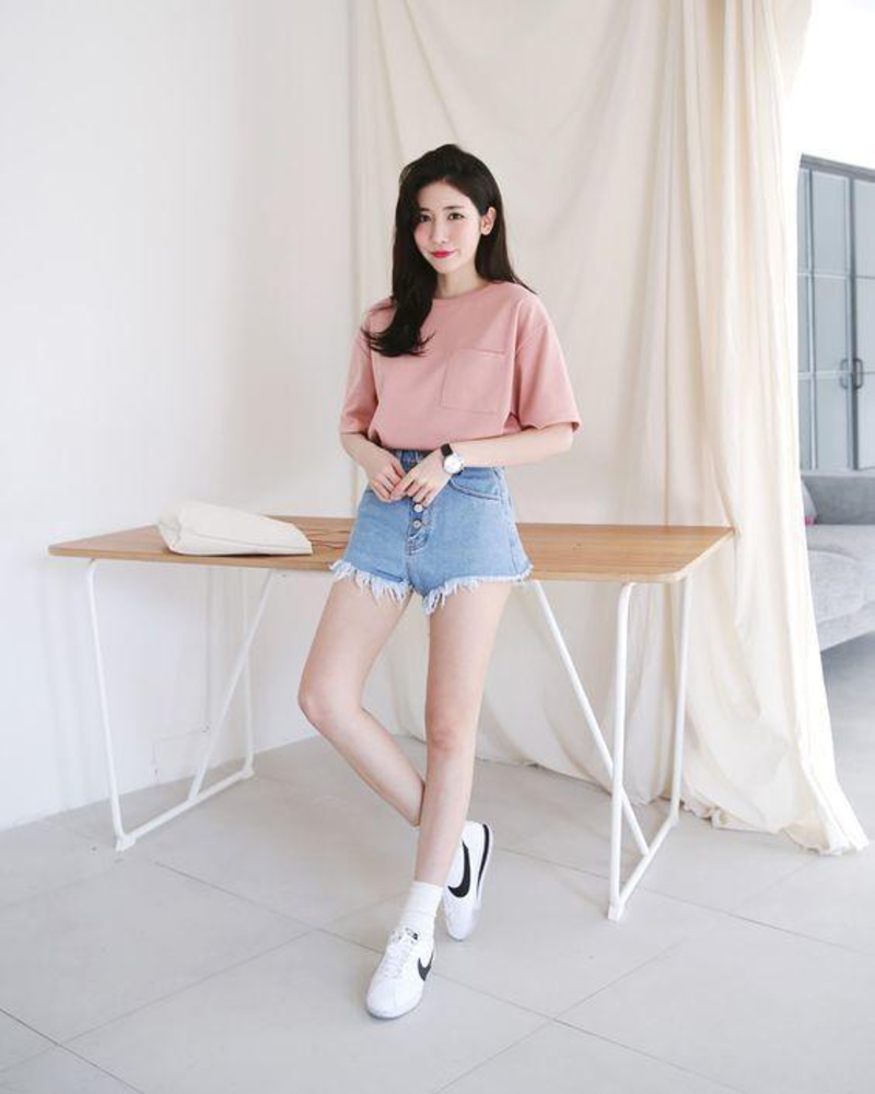 Top 5 cách phối quần jean áo thun cực năng động và sành điệu! 3 Bạn có thể phối quần jean áo thun đi chơi với bạn bè