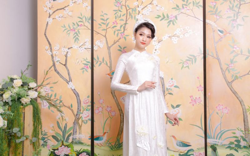 Các mẫu áo dài thêu hoa sen độc đáo, nữ tính cho bạn nữ 1 ao dai theu hoa sen 1