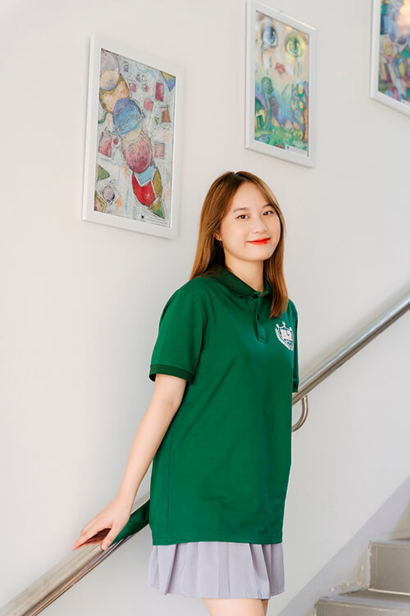 Áo lớp màu xanh rêu được nhiều bạn trẻ yêu thích