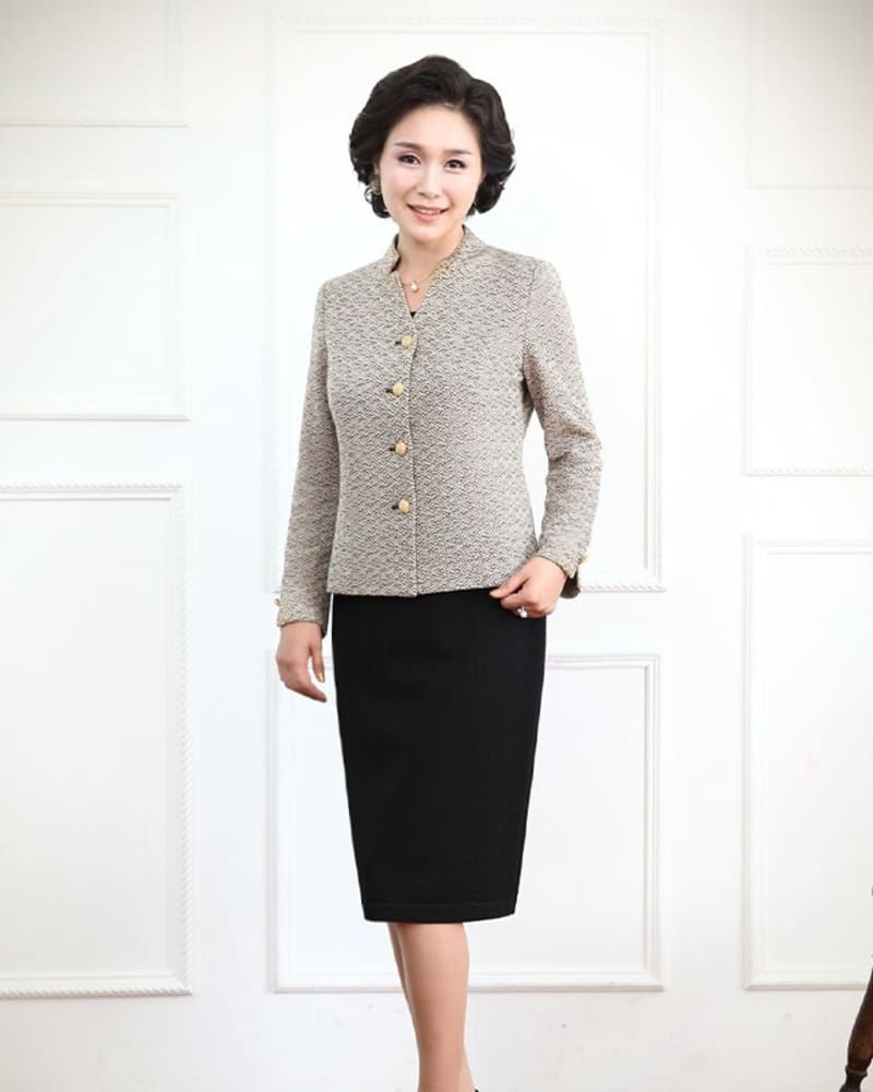Một bộ vest nữ trung niên chất dạ rất nền nã nhưng không kém phần tinh tế