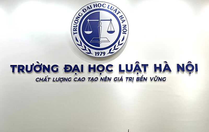Khám phá nét đặc biệt trong đồng phục Đại học Luật Hà Nội 1 Đai học Luật Hà Nội là ngôi trường có chất lượng dạy học tốt