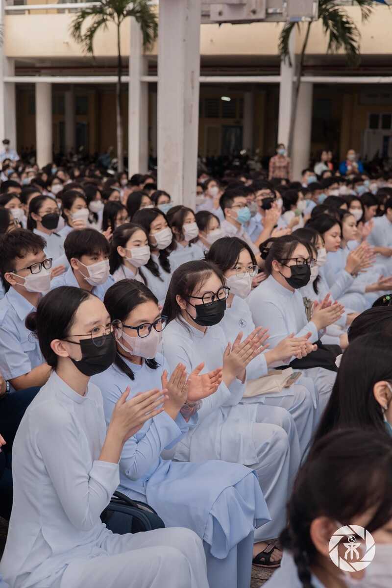 Áo dài trắng học sinh Trần Đại Nghĩa mặc đầu tuần