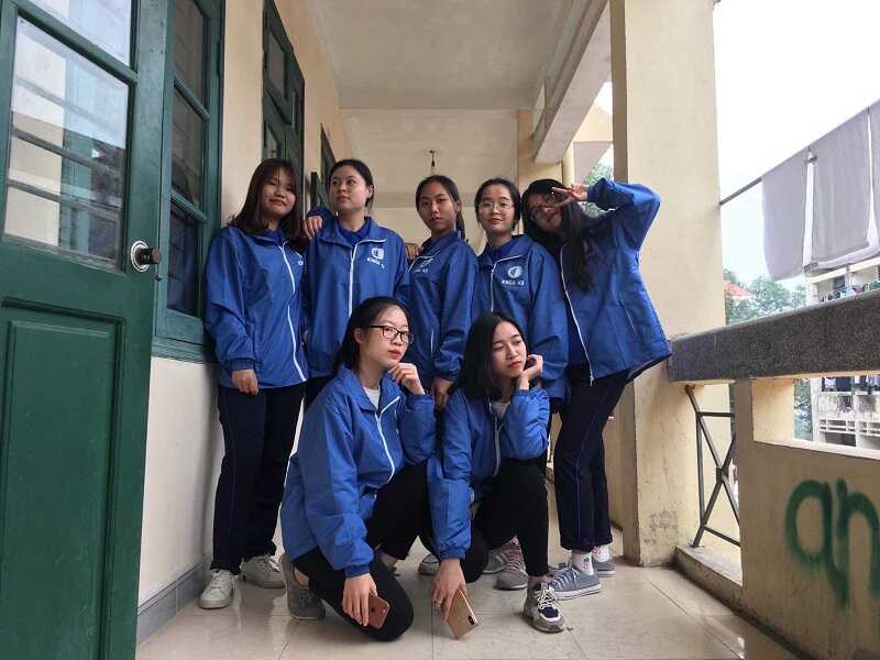 Khám phá nét đặc biệt trong đồng phục Đại học Luật Hà Nội 3 Áo khoác đồng phục Đại học Luật Hà Nội