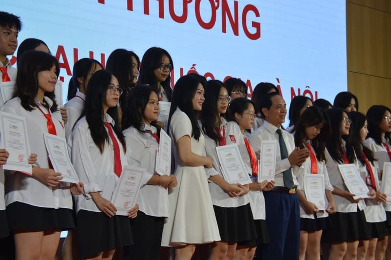 Áo sơ mi cũng là đồng phục Đại học Khoa học Xã hội và Nhân văn Khoa Ngữ văn và Lịch sử