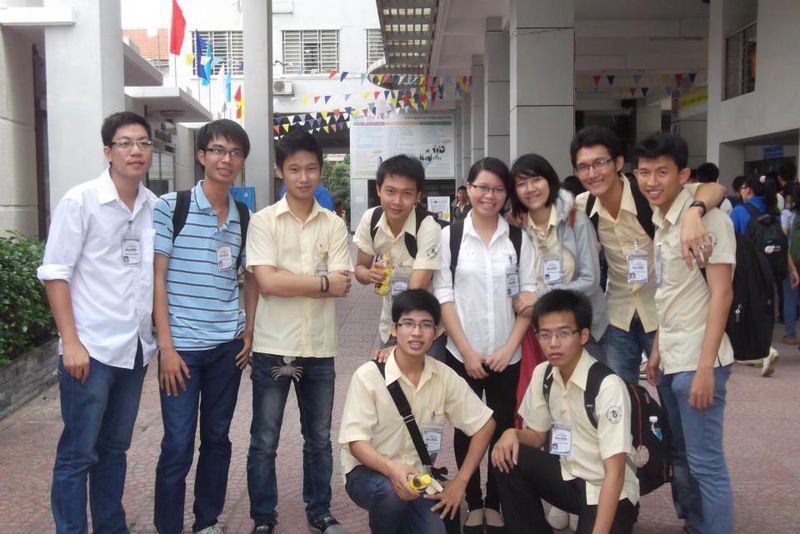 Đồng phục Đại học Ngân hàng đơn giản nhưng mang nhiều ý nghĩa