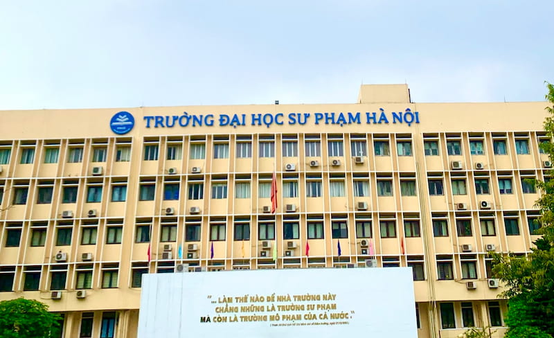 Ấn tượng với 3 mẫu đồng phục đại học Sư Phạm đẹp, thanh lịch 1 dong-phuc-dai-hoc-su-pham