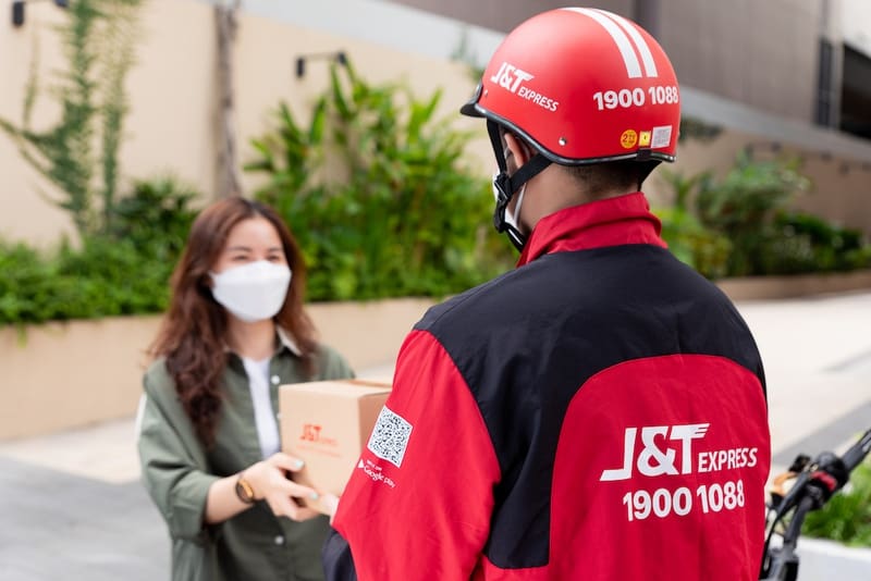 Đồng phục shipper J&T Express mang màu đỏ đặc trưng nhưng vẫn có nét riêng