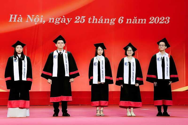 Khám phá nét đặc biệt trong đồng phục Đại học Luật Hà Nội 4 Áo cử nhân Đại học Luật Hà Nội