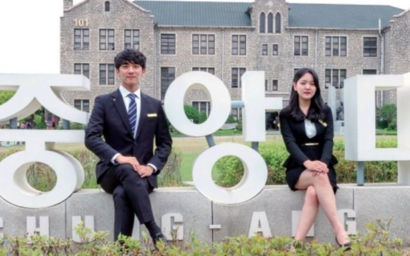Đồng phục trường đại học Chung Ang đẹp với vest