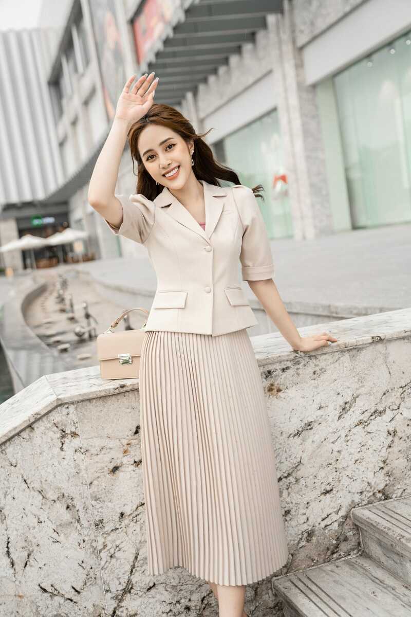 Bật mí top 5+ những bộ vest nữ cộc tay đẹp cho ngày hè oi nóng 1 Bộ vest nữ cộc tay phối chân váy dài lịch sự