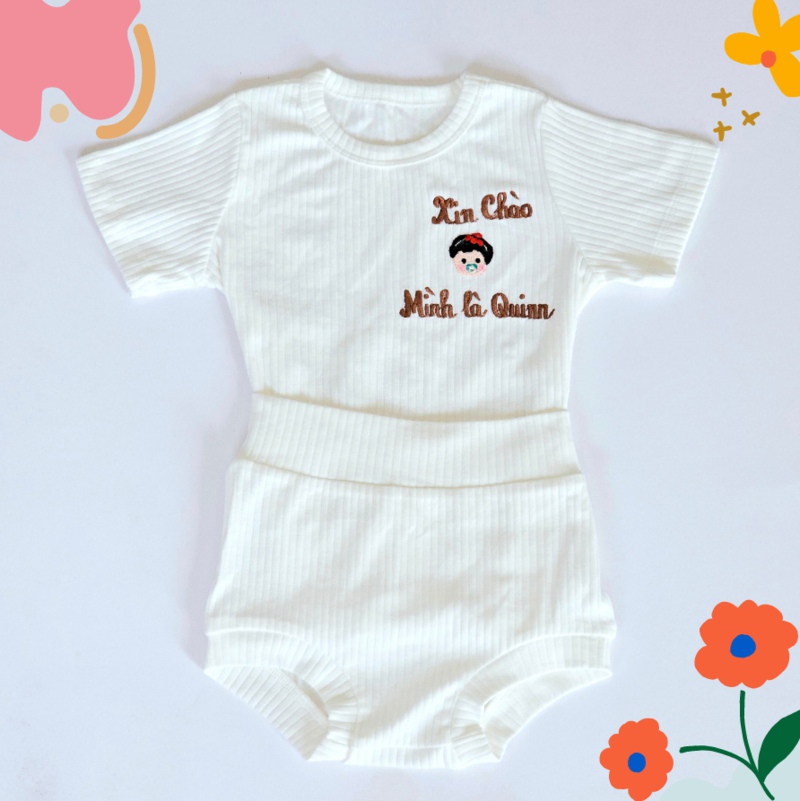 Thêu tên lên áo cho bé được rất nhiều mẹ áp dụng