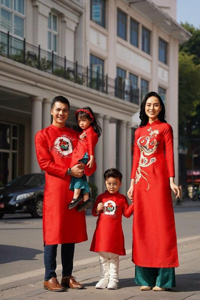Gợi ý 4 mẫu áo dài gia đình cho cả nhà diện các dịp đặc biệt 3 Áo dài đồng phục gia đình 4 người màu đỏ rực rỡ cho cả nhà cực kỳ nổi bật