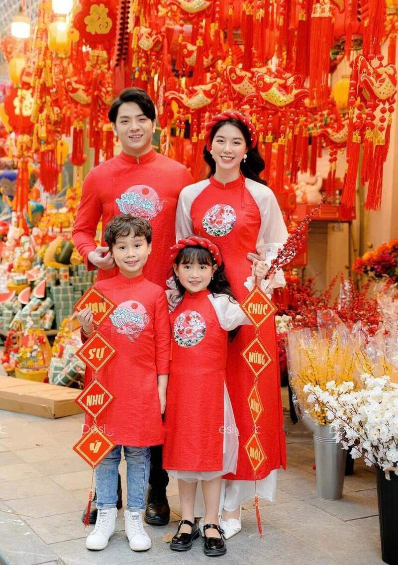 Gợi ý 4 mẫu áo dài gia đình cho cả nhà diện các dịp đặc biệt 1 Nhà nào cũng nên có áo dài gia đình để mặc trong những dịp đặc biệt
