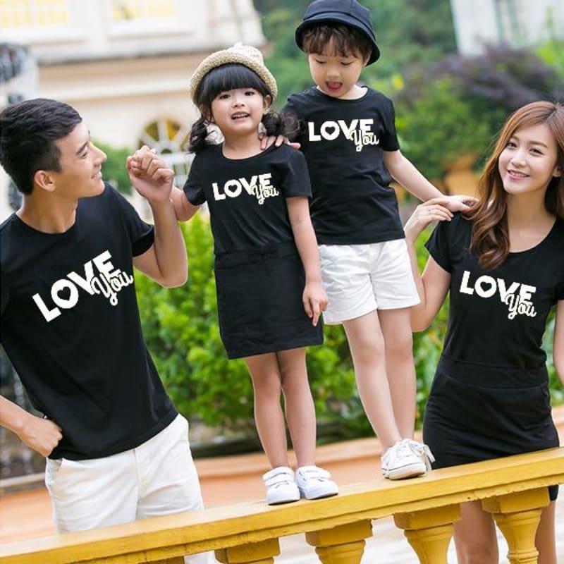 TOP 3 áo gia đình 4 người được ưa chuộng và địa chỉ may bền, đẹp 3 Áo gia đình 4 người có thể là áo cho bố và con trai, váy cho mẹ và con gái tông xuyệt tông
