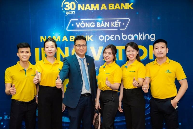 Đồng phục Nam Á Bank nổi bật với thiết kế hiện đại, tươi mới 3 dong-phuc-nam-a-bank-doc-dao