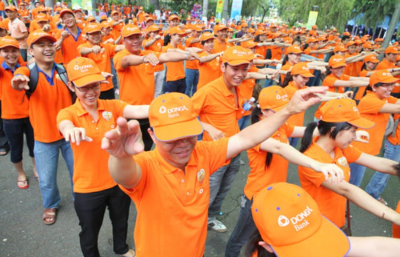 Nét đặc trưng nổi bật trong đồng phục ngân hàng Đông Á 1 Đồng phục ngân hàng Đông Á màu cam rất nổi bật