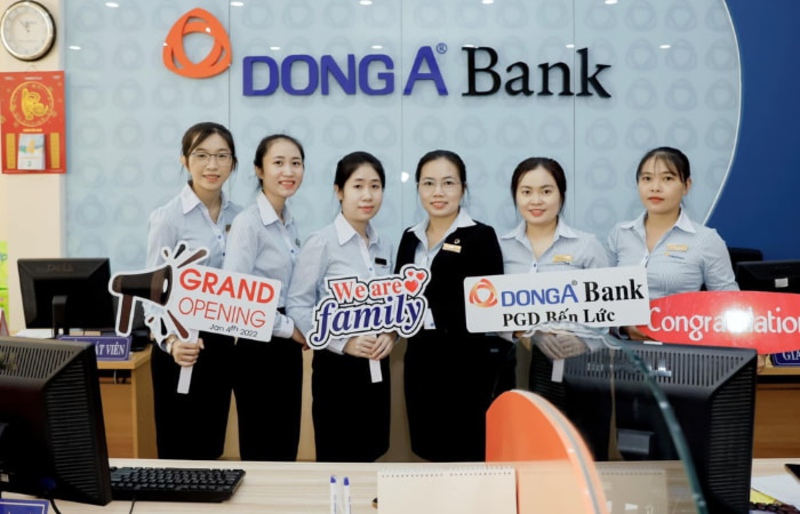 Nét đặc trưng nổi bật trong đồng phục ngân hàng Đông Á 3 Dáng áo sơ mi đồng phục Đông Á Bank rất đơn giản nhưng phù hợp nơi công sở