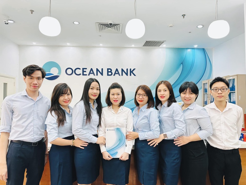 Đồng phục Oceanbank dáng áo sơ mi đơn giản nhưng chuyên nghiệp