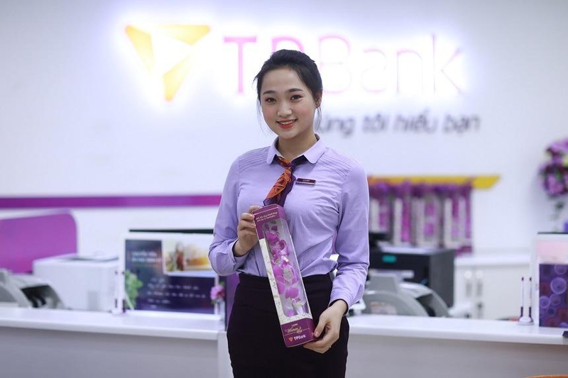 Đồng phục TPBank dáng sơ mi form rất vừa vặn, tôn dáng