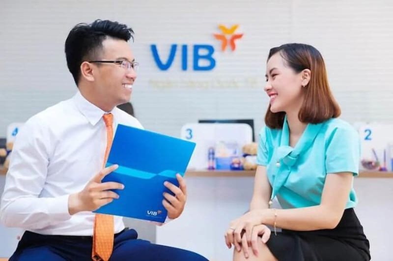 Đồng phục VIB không thể lẫn với bất cứ ngân hàng nào khác dù thiết kế đơn giản