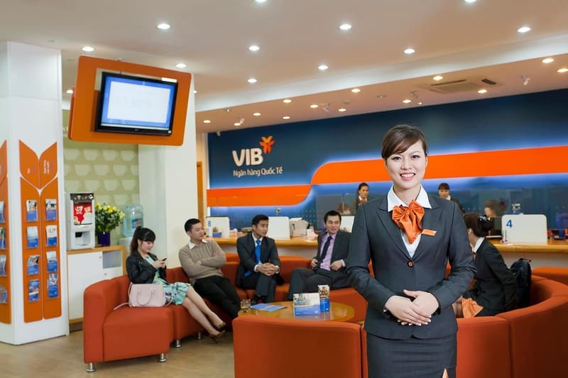 Chân váy bút chì đồng phục ngân hàng VIB tạo nên dáng vẻ công sở đặc trưng