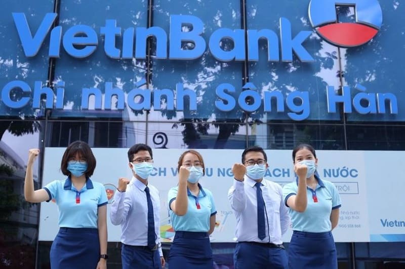 Đồng phục Vietinbank thiết kế hiện đại được áp dụng hiện nay 1 Đồng phục ngân hàng vietinbank được nhân viên mặc trong các hoạt động ngoài trời