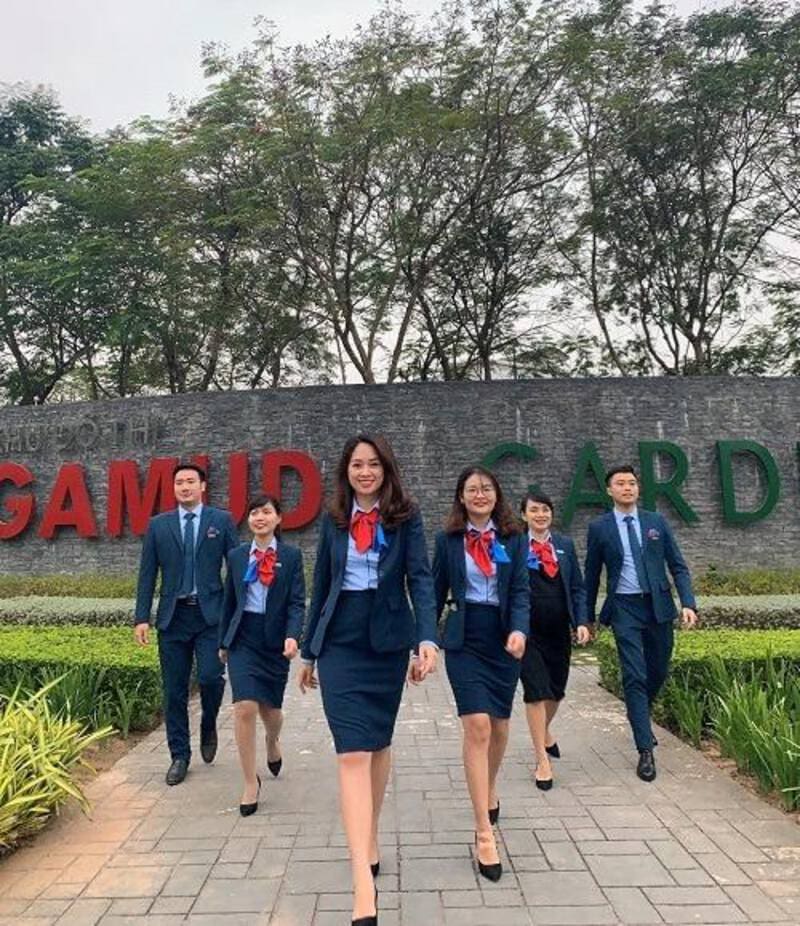 Đồng phục Vietinbank thiết kế hiện đại được áp dụng hiện nay 2 Đồng phục Vietinbank với màu xanh dương nổi bật và gắn liền với ngân hàng này