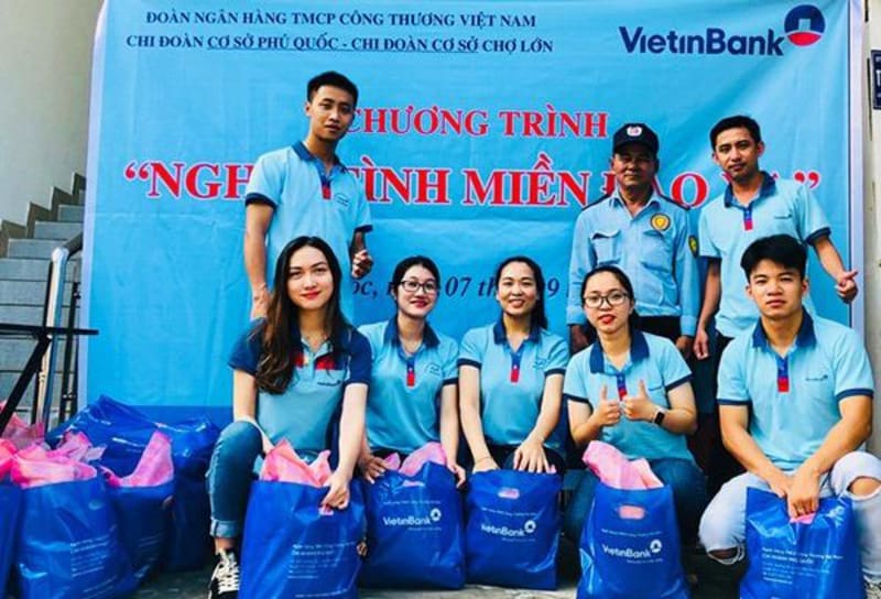 Đồng phục Vietinbank thiết kế hiện đại được áp dụng hiện nay 3 Áo đồng phục vietinbank dáng thun cổ tròn rất đơn giản và trẻ trung