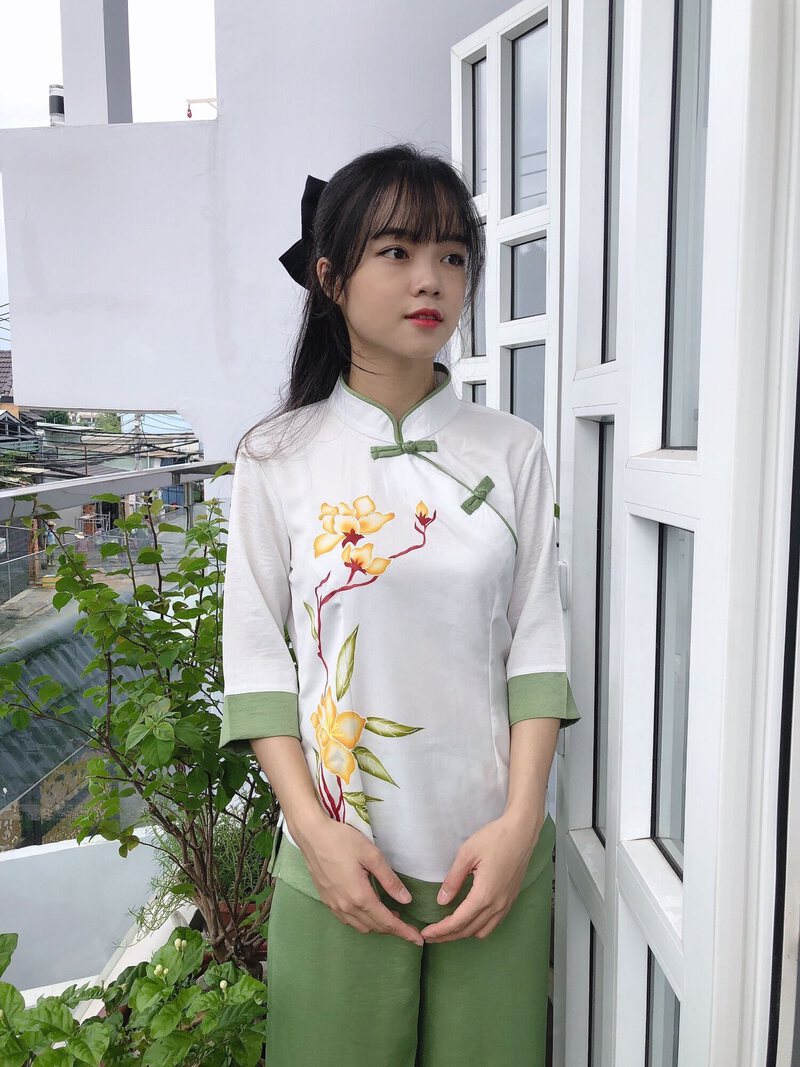 Áo đi chùa cổ tàu thường được may bằng vải lam hoặc vải đũi, có độ mềm mại