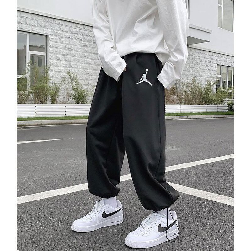 Quần jogger bóng rổ có thể kết hợp với áo phông, áo hoodie, giày sneaker..