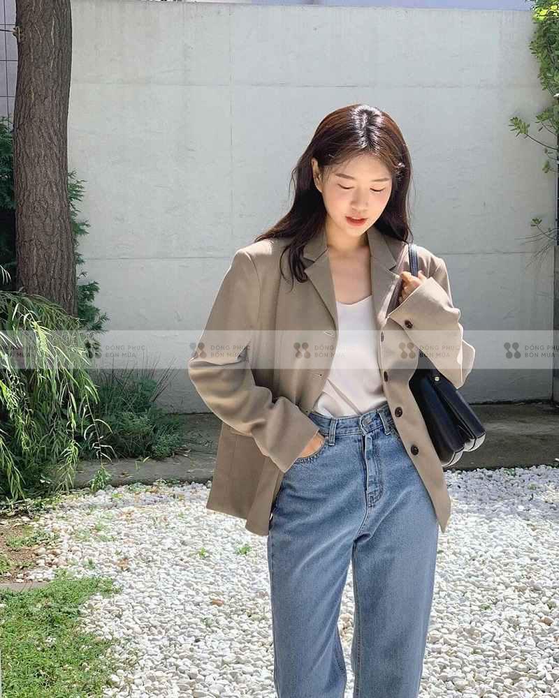 Phối đồ với áo blazer và áo hai dây cho ngày hè