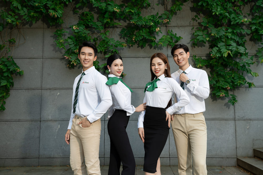 Đồng phục áo sơ mi ngân hàng VPBANK dài tay, cổ bẻ lịch sự, form Slim Fit, vải kate trơn 17 Màu sắc trang phục lựa chọn tone trắng đây là mã màu quốc dân đi theo năm tháng không bị lỗi mốt
