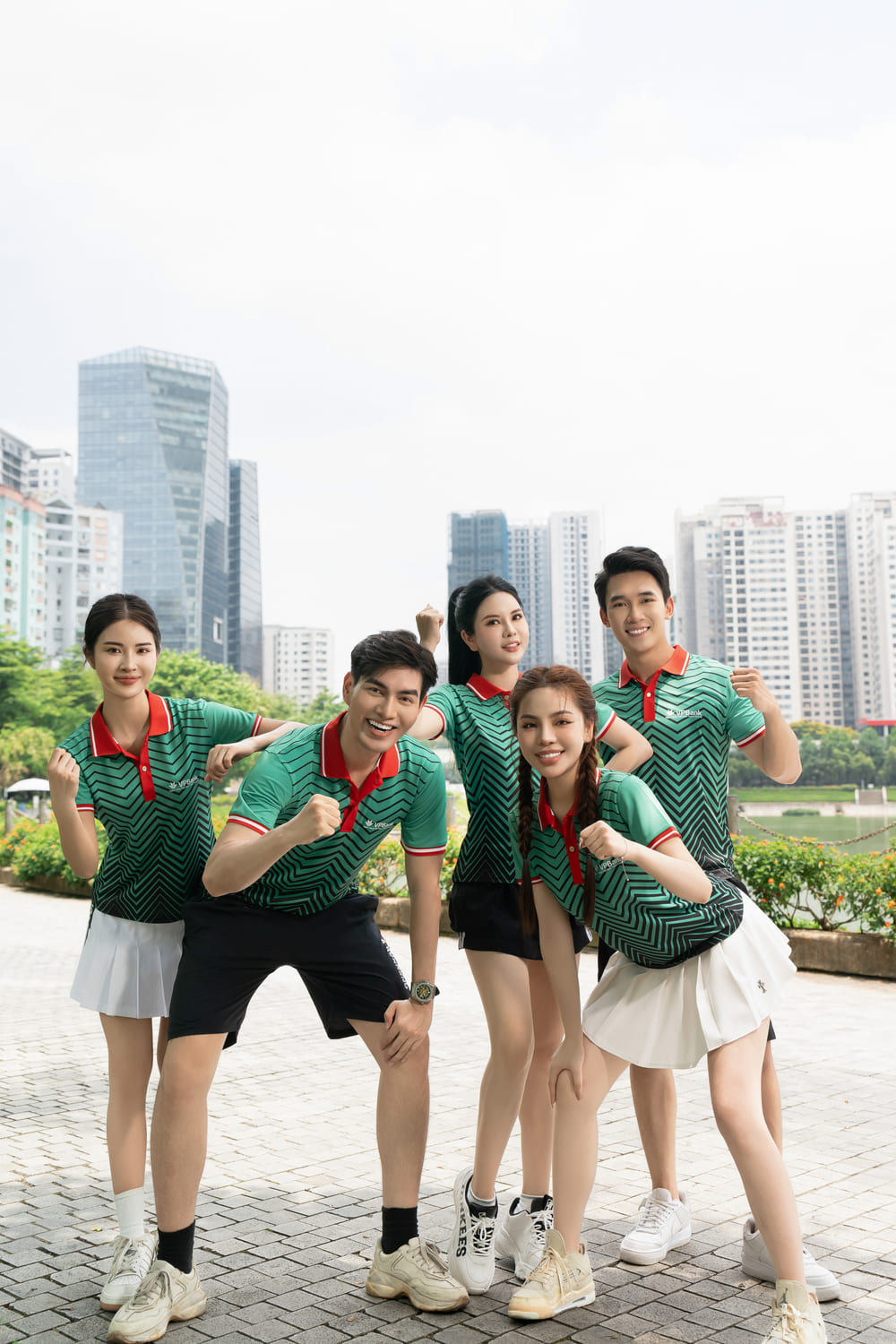 Đồng phục Teambuilding ngân hàng VPBANK tạo ấn tượng rất tốt với khách hàng bởi thiết kế cổ trái tim