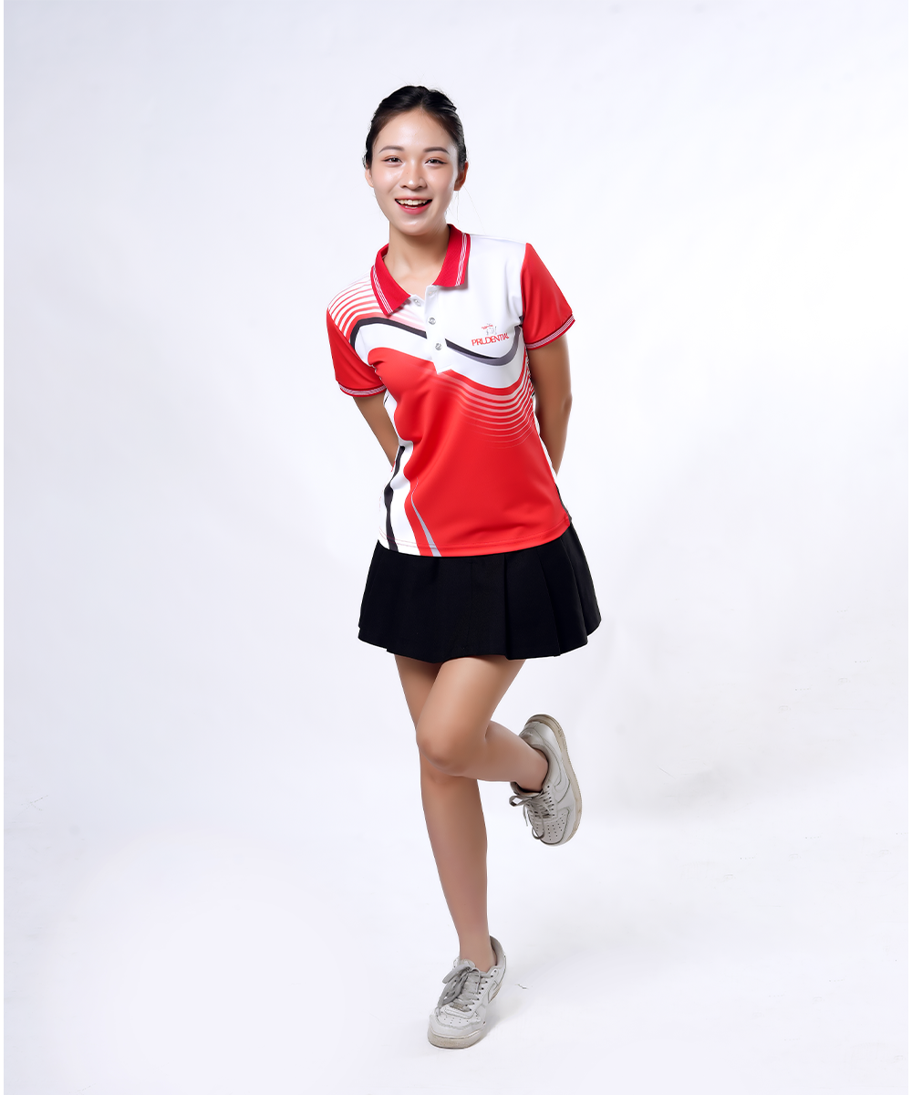 Đồng phục được thiết kế form regular fit, tay ngắn, cổ bẻ đem đến sự thoải mái cho người mặc khi di chuyển và vận động