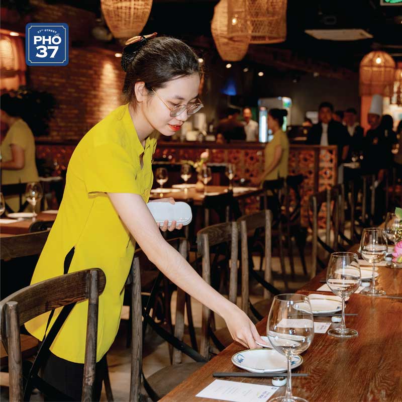 Đồng phục áo dài cách tân lễ tân nhà hàng Phố Ngon 37